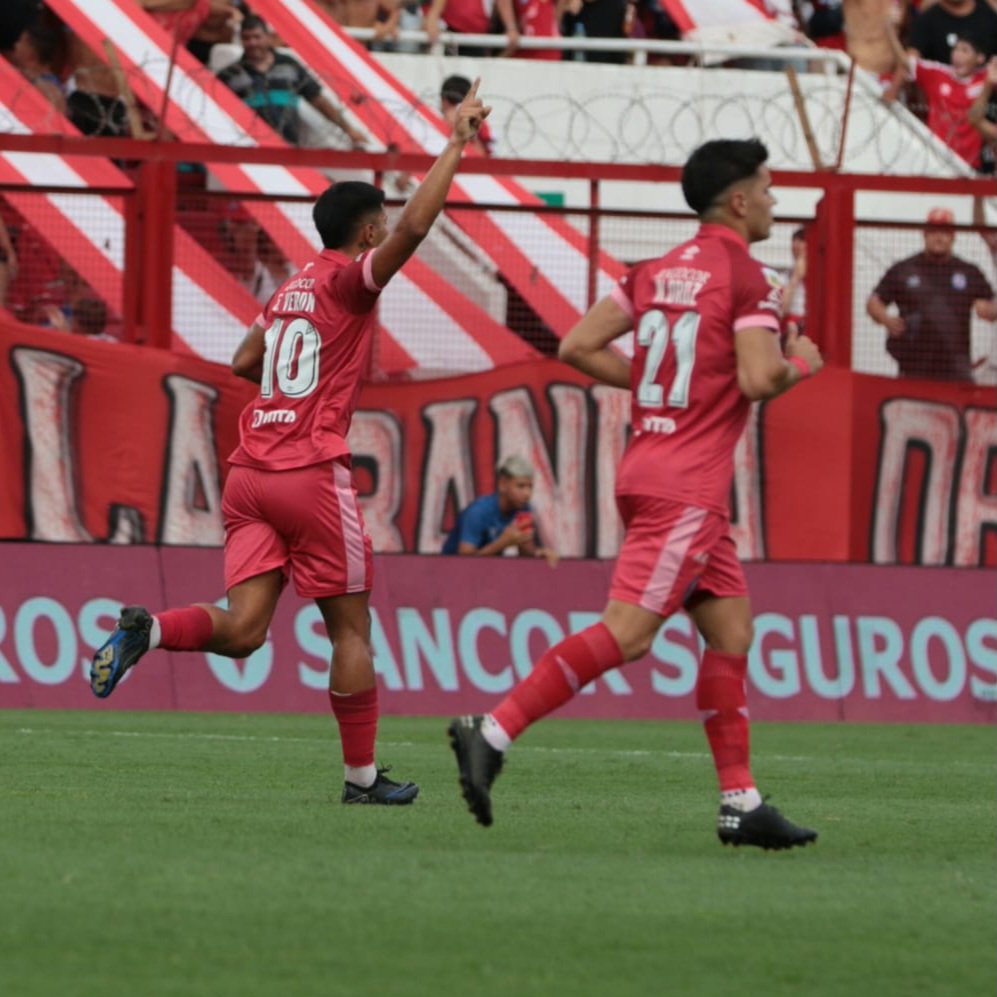 NSDAJok's tweet photo. [PARTIDAZO] Con un doblete de Alan Lescano, un tanto de Maxi Romero y otro de Gastón Verón de penal, @aaajoficial goleó a Banfield por 4 a 2. El Bicho extiende el invicto en la Copa de la Liga.

#NSDAJ #AAAJ https://t.co/dzUzL5kEV8