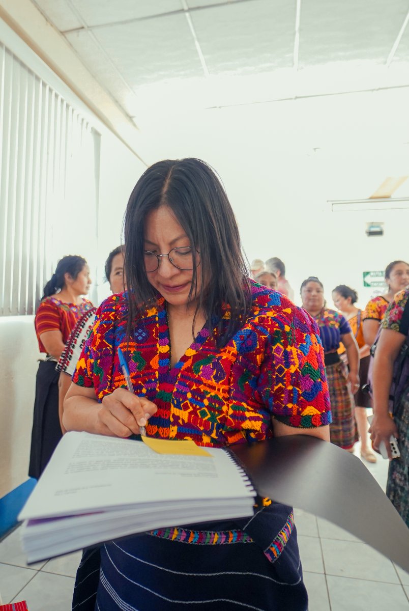afedesac's tweet photo. Nuestra compañera y hermana de lucha Lic. Angelina Aspuac presentó sus expedientes para candidata a gobernadora de Sacatepéquez. "He venido acá con un pensamiento colectivo, esperando que el proceso sea transparente porque el gobierno tiene una deuda con los pueblos indígenas. https://t.co/ibDMtYBgI1