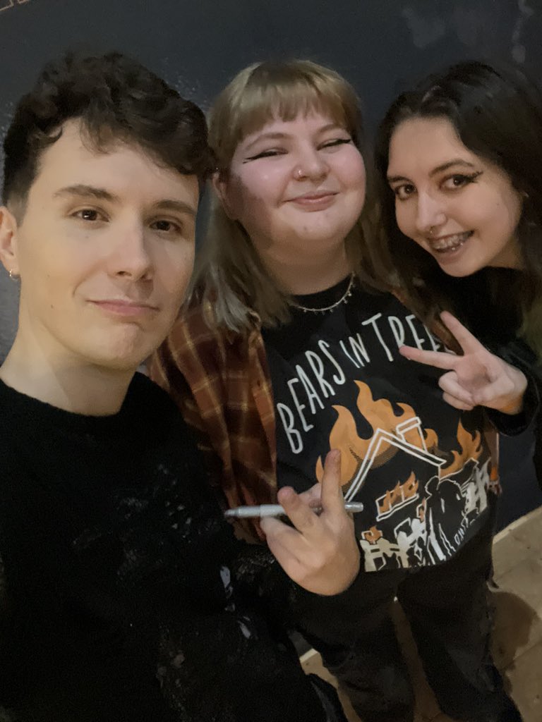 arrayof_light's tweet image. Met Dan Howell he said he’d shag the gherkin marry the bt tower and kill the shard and ME TOO 
The man of the people truly