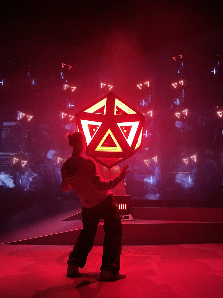 RemiCodron's tweet image. Le lancement de la saison 2024 du @futuroscope marque également la 1ère représentation du tout nouveau spectacle technologique ECLIPSE - Robotic Show !  🤖
Une belle collaboration avec @cirque_eloize. ✨