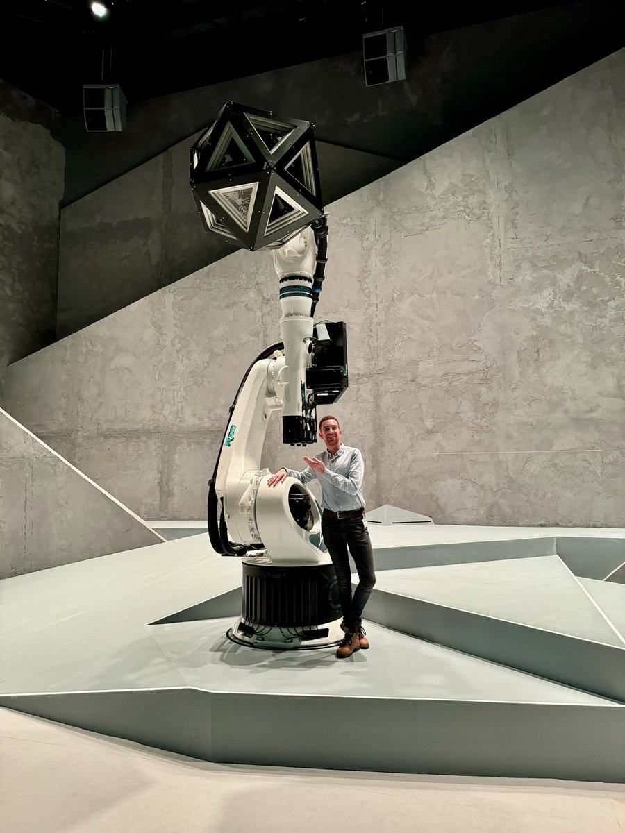 RemiCodron's tweet image. Le lancement de la saison 2024 du @futuroscope marque également la 1ère représentation du tout nouveau spectacle technologique ECLIPSE - Robotic Show !  🤖
Une belle collaboration avec @cirque_eloize. ✨