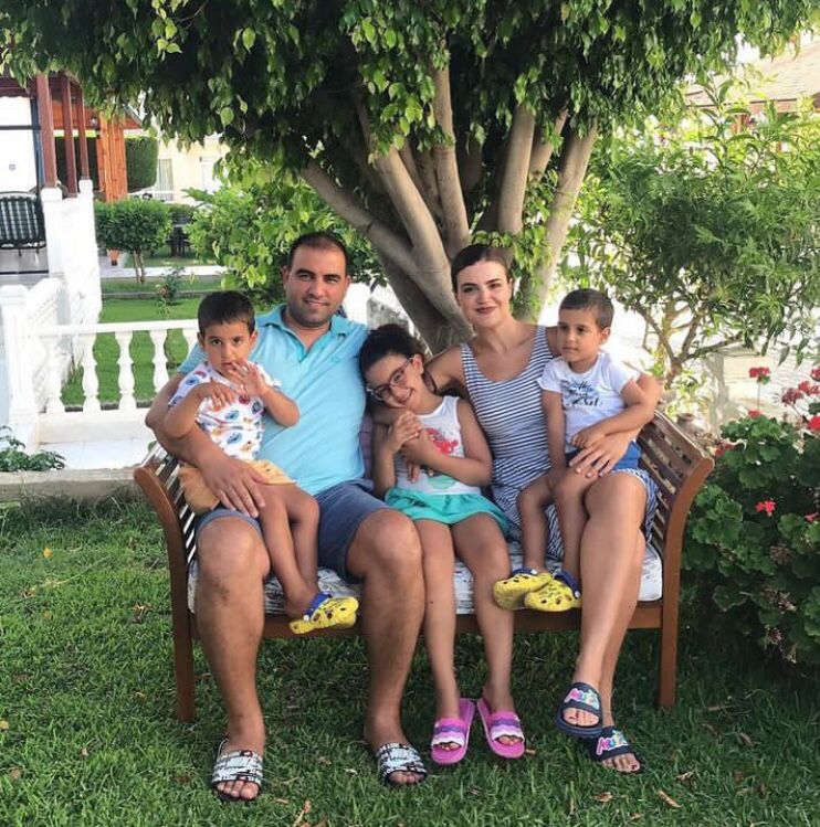 cagdasbayraktar's tweet photo. Canım Sinem... Kendisi üniversitedeki önce yurt sonra ev arkadaşım olan Berkay'ın ablası... Bir yıl önce bugün, kendisi, eşi ve melek olan üç çocuğuna ulaşılmıştı, ardından son yolculuğuna uğurlanmıştı... 

Günlerce kendimizi paralamıştık, enkaza ekip yönlendirmek için. Kendileri gelmedikleri gibi bulduklarımıza da AFAD engel olmuştu.

Canım Sinem... Bugün memleketin Samandağ'da, evinde seni andık. Annenle, babanla, Şencan Ablanla... Gitmenizle başlayan yangın yakmaya devam ediyor, yalan yok... Kolay da değil. 

Ayrıca bilmiyordum, bugün öğrendim. Şencan Abla sohbet sırasında söyledi, "Biliyor musun Çağdaş, bir gün Sinem aradı heyecanla ve dedi ki 'Abla g��rdün mü! Çağdaş Cumhuriyet'te çalışmaya başlamış... Aferin ona! Hayalini gerçekleştirmiş, hedefine ulaşmış...' 

Canım Sinem... Sana söz, Miçooğulları ailesine söz. Sizi bizden koparan o apartmanın tüm sorumluları hesap verene kadar sürecin takipçisi ve sesi olmak boynumun borcu... Huzur içinde uyuyun... O hesap yarına kalacak ama kimsenin yanına kalmayacak...

#DepremGündemi
#DepremiUnutmaUnutturma
#Şahsimeselemiz