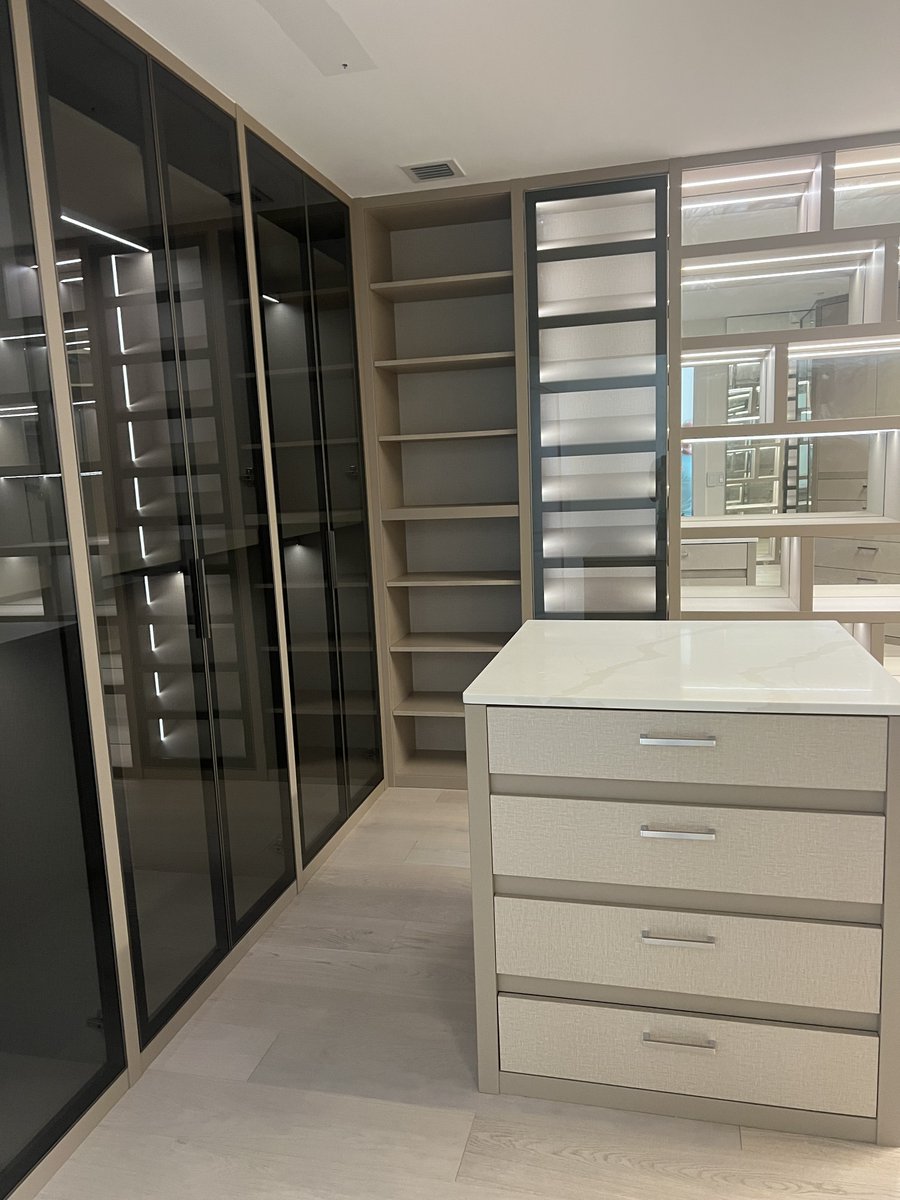 VelArtDesign's tweet photo. VelArt signature collection closet systems. High-end design without the high-end price tag.👍We customize your closets according to your needs and budget. To learn more, visit us at https://t.co/vfutheZ7aW or call 954-944-2729 to schedule your free professional consultation.😀 https://t.co/NyTMpKiqhP