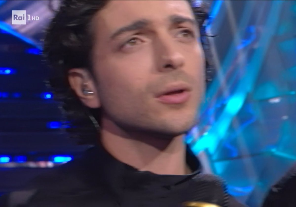 StoferTV's tweet photo. E anche stasera la madonna è apparsa
#Sanremo2024 https://t.co/wGBcJrx5TT