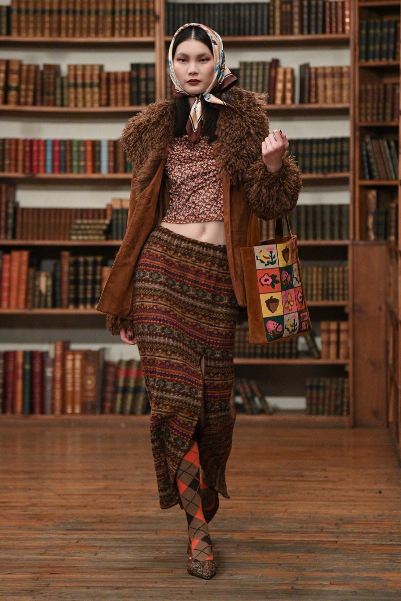 pradapearll's tweet photo. anna sui fw24  —  oh my god i’m in love! it’s so gorgeous and the styling is absolutely insane. these retro vibes are so dear to me 🤎🕰 https://t.co/cTFcJDGHMO