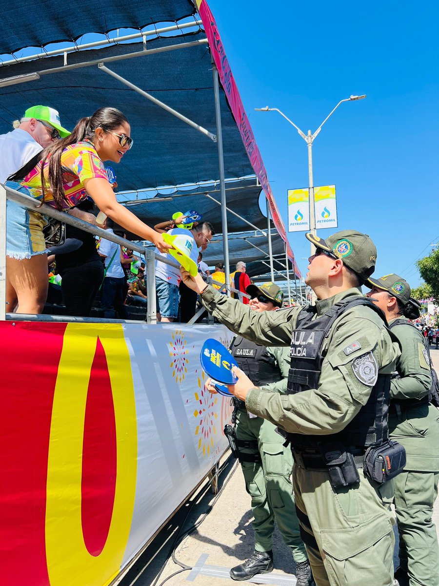 GaulaPolicia's tweet photo. En esta “Batalla de las Flores” en los #Carnavales2024 de #Barranquilla, queremos que le gane la batalla a la extorsión.

Por eso no dejes que te engañen, ante llamadas extorsivas, cuelga y marca la #Línea165.

#YoNoPagoYoDenuncio https://t.co/3ZN8uTaRkL