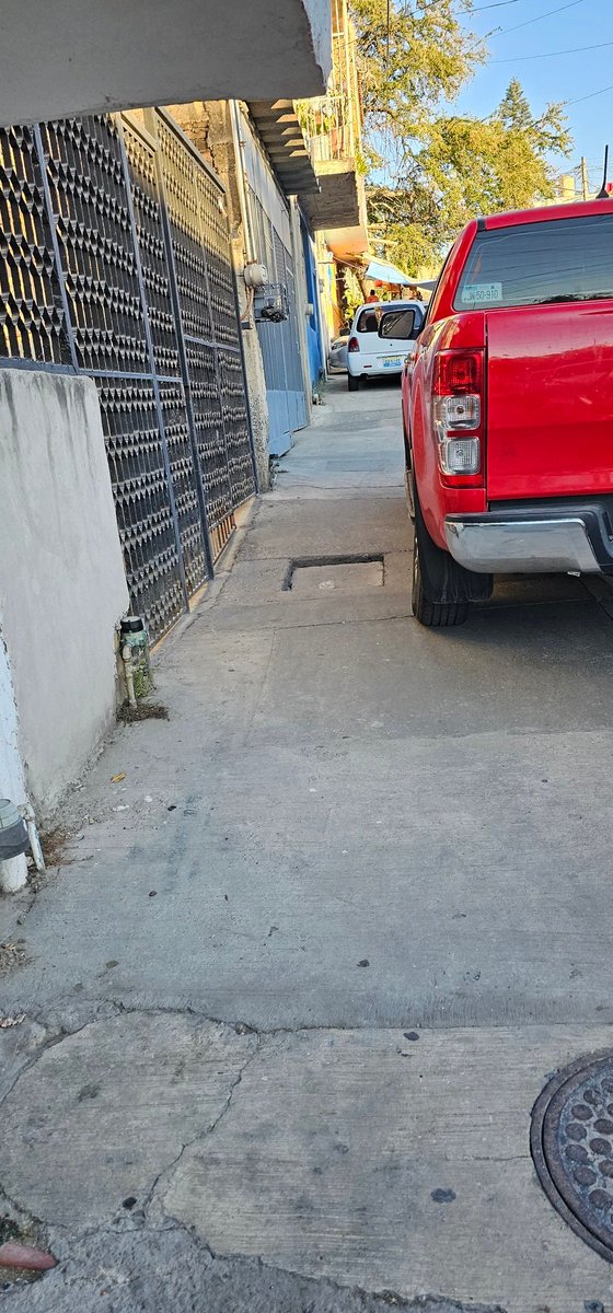 OrtegaYoctan's tweet photo. Se puede hacer eso? Aún que uno se tenga que bajar para poder pasar ? Calle pegueros en Tonala JAL. Ayuda! @Trafico_ZMG @PoderAG_Jal @visorurbanoGdl @SergioChavez_D https://t.co/VnBgoWVC7H