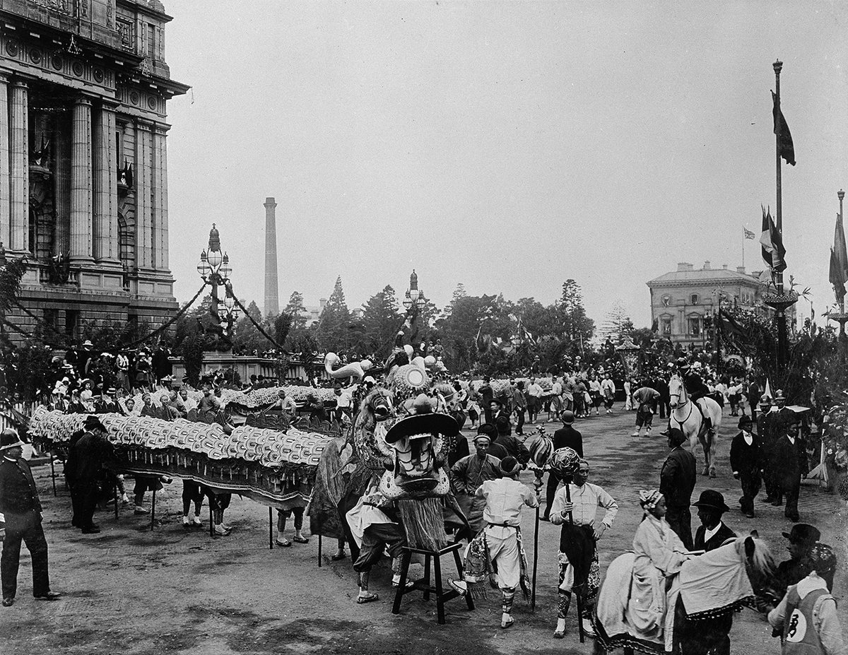 Happy Lunar New Year and welcome to the Year of the Dragon! This 1901 photo of a Federation procession in Melbourne features Loong (meaning dragon) who now resides at the Golden Dragon Museum in Bendigo. @GoldenDragonMus #yearofthedragon High res image: prov.vic.gov.au/archive/0B949C…