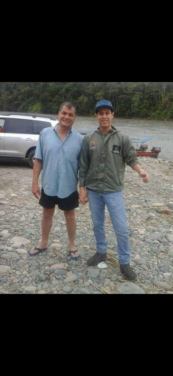 andres_8CR's tweet photo. Cuál será la historia real de esta fotografía? 😂 https://t.co/lhFDzpiFO2