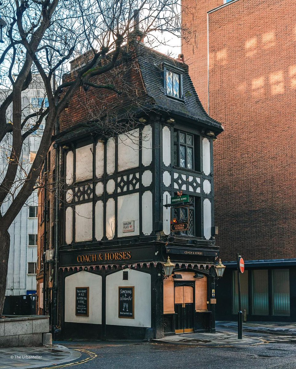 Marrius_'s tweet image. ❄️🐦‍⬛Let's have an affair with the winter air.
____________________
Riscaldiamoci l'anima.

#bestcityintheworld #bitsofbuildings #chasingfacades #departuresmag #discover_vacations #imatraveler #mycityloves #pathport #postcardfromtheworld