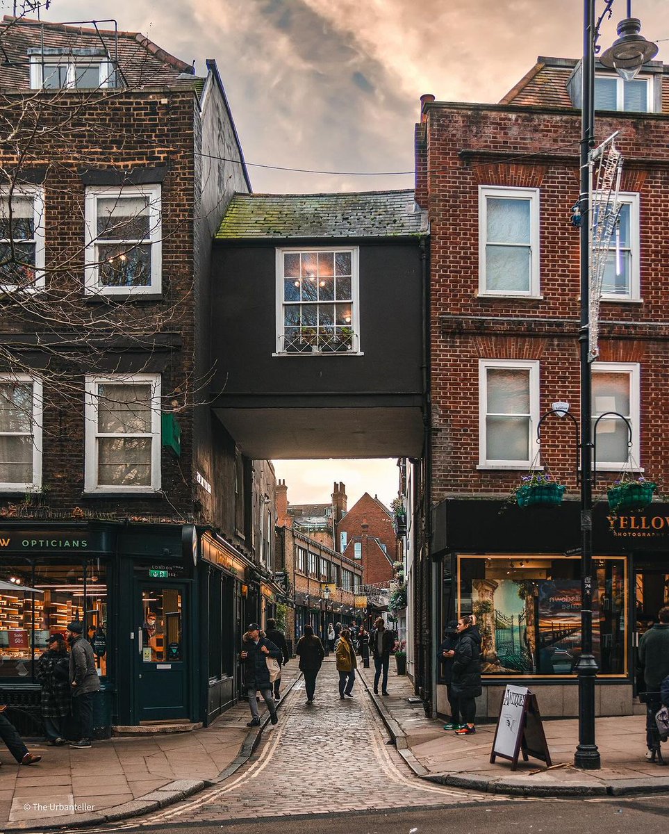 Marrius_'s tweet image. ❄️🐦‍⬛Let's have an affair with the winter air.
____________________
Riscaldiamoci l'anima.

#bestcityintheworld #bitsofbuildings #chasingfacades #departuresmag #discover_vacations #imatraveler #mycityloves #pathport #postcardfromtheworld