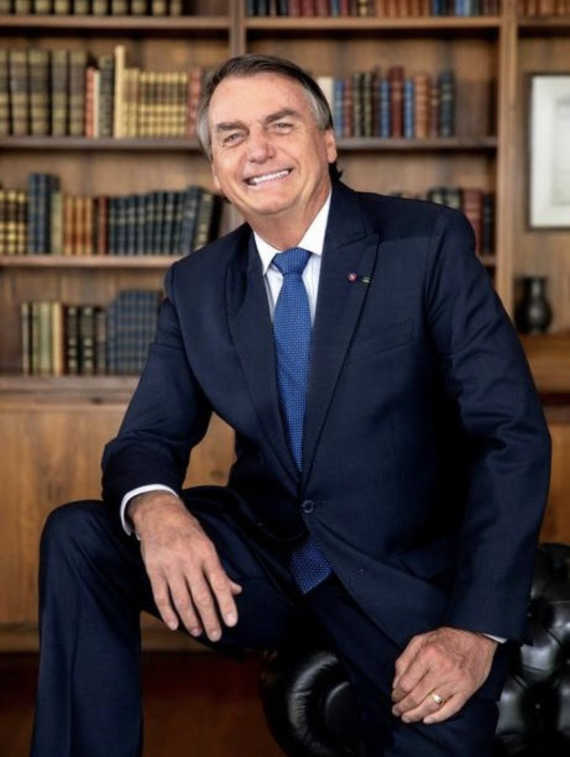 O DOM DA PALAVRA

Ele estava calado, quase que mudo e trabalhando nos bastidores. Dedicou um bom tempo à família e ficou longe da mídia e das redes sociais. Fazia uma postagem ali e aqui, mas sem aquele vigor que fez dele um diferencial na política brasileira.

Observou com uma