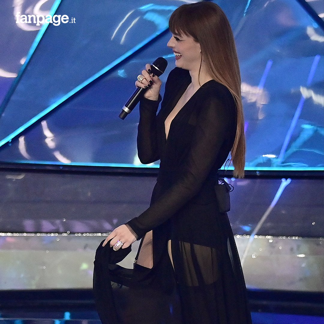 fanpage's tweet photo. "Sinceramente" Bellissima.

Annalisa incanta a #Sanremo2024 https://t.co/H6FfbqVa71