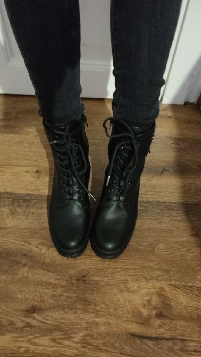 GeldherrinPeach's tweet photo. Wem darf ich mit meinen neuen Schuhen treten und sein Geld klauen? #findom #femdom #paypig #zahlsklave #zahlschwein #geldsklave #zahlsau https://t.co/o9GFlZaZ0K