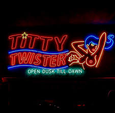 Stephanie and I are hanging out at the Titty Twister tonight. Come join us 😂

#fromdusktilldawn #vampire #robertrodriguez