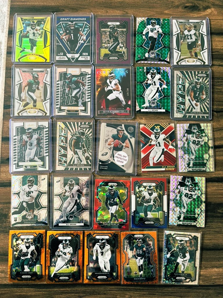 TippyT74's tweet photo. @Iminsearchof Looking to move this large Eagles lot- Most are numbered.
Certified Hurts is to /25
AJ /35
$70 BMWT. Selling as a lot only😎 https://t.co/dRtHzs26WW