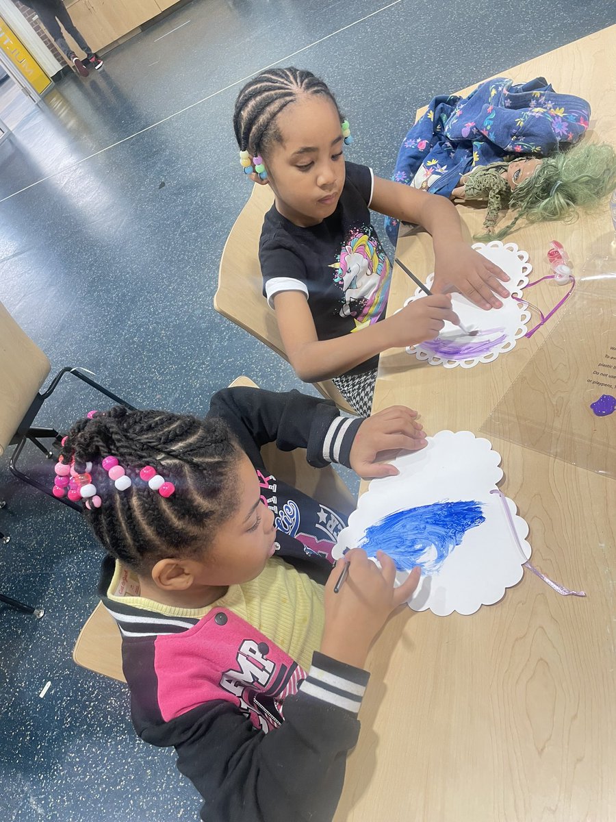 AMALALIVES's tweet photo. Our Out of School Time Youth are doing an amazing job creating their own ❤️♥️for #valentines day!! https://t.co/8jIuymacbL