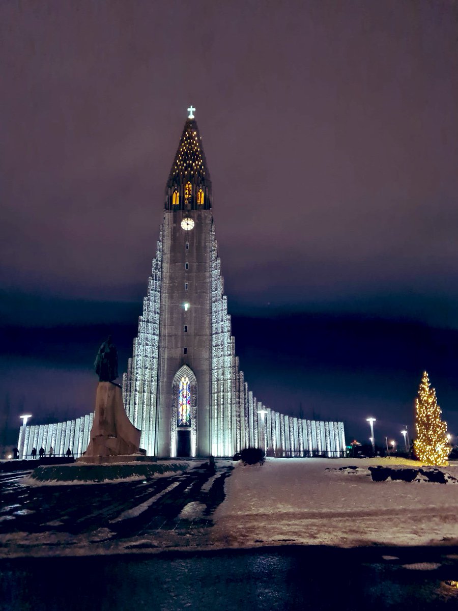 First night in Iceland and I’ve never seen anything as stunning. Early start with a sunrise flying over the country before an extraordinary afternoon spent whale watching 🐋 and a night at Grillmarkadurinn and seeing the beautiful Hallgrímskirkja 🇮🇸 so much to see and do!