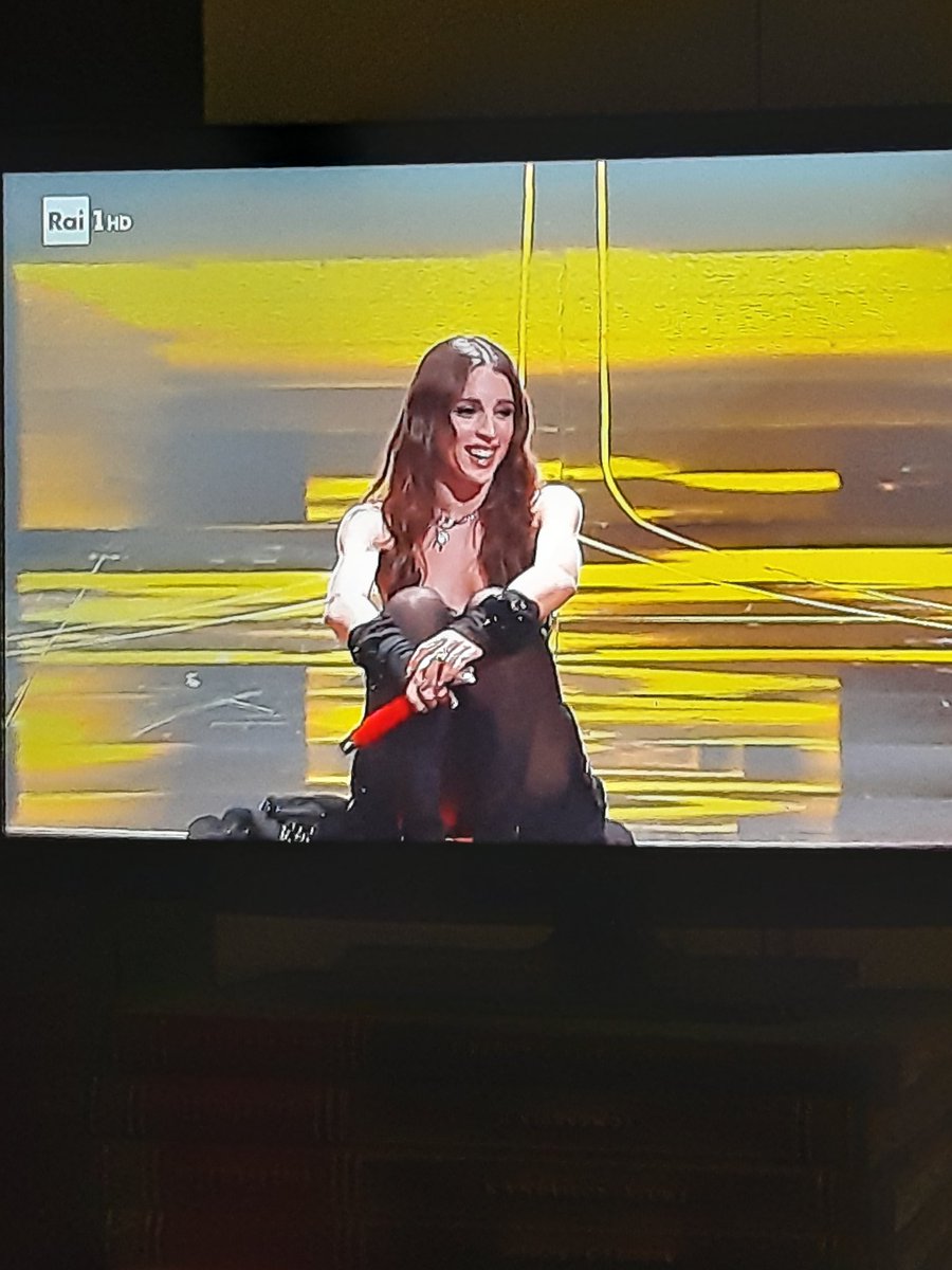 Angelina che cade, ma ha la prontezza di sedersi e non farlo notare💝

#Sanremo24 #angelinamango