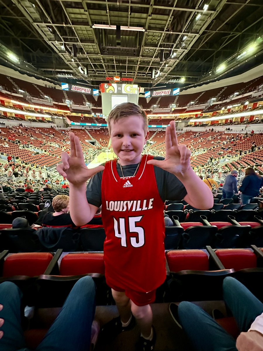 mikev326's tweet photo. Let’s GO CARDS!!! @kfc_yumcenter @LouisvilleMBB https://t.co/T2J9Mn30Bn