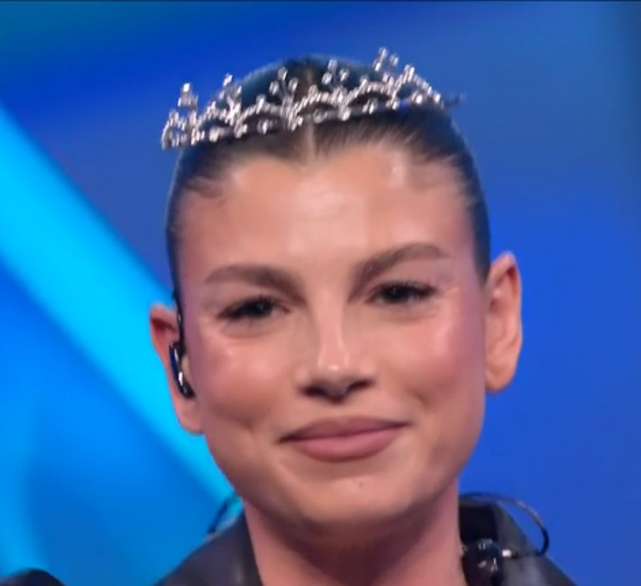 EMMA CHE SI FA INCORONARE DAL MAESTRO PER AVERE IL BONUS EMMA AIUTATEMI A DIRE REGINA ICONA #Sanremo2024
