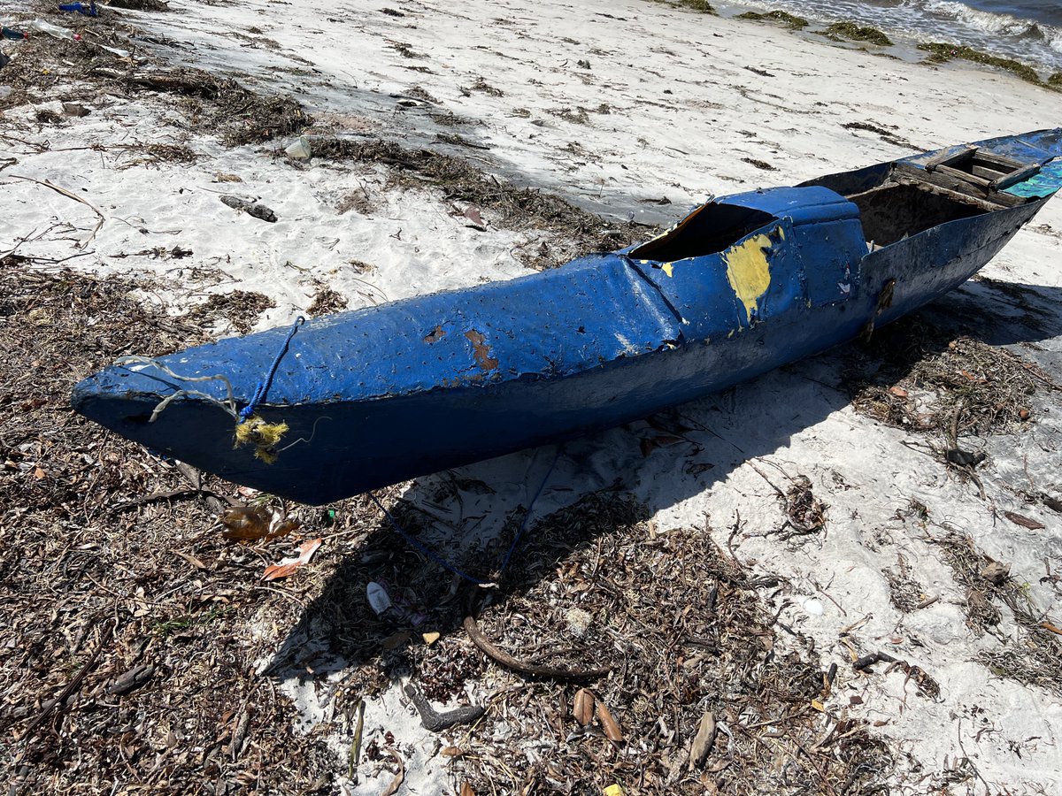 Some #fishermen in #Mafia use pieces of plastic materials to minimize direct contact between #seawater & #boat #planks. What does this tell us? @Maraakib @EJDPollard @DrJonCHenderson @seamuseum_ @dickybates2 @Georgia__Holly @urithiwetutz #CoastalHeritage #Coastaladaptation