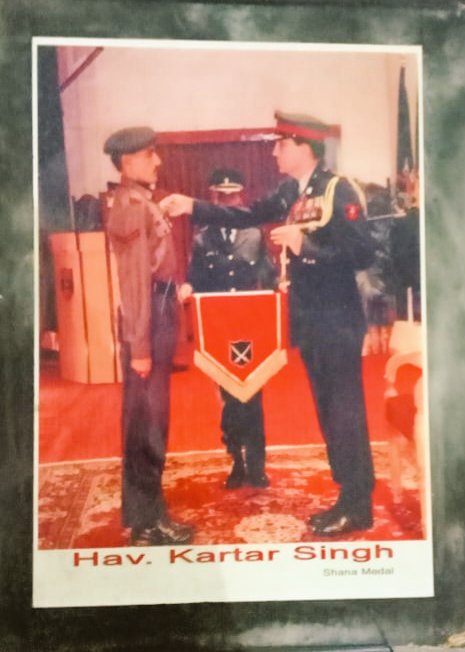 File pic of 
HAVILDAR KARTAR SINGH (Retd)
RAJPUTANA RIF

receiving SENA MEDAL

For exemplary Bravery in an Op. in which their team of 9 RR eliminated 03 Terrorists 

He survived Bullet injury in thigh & Splinter injury in head 

Continued to Serve Post recovery
#WoundedWarriors