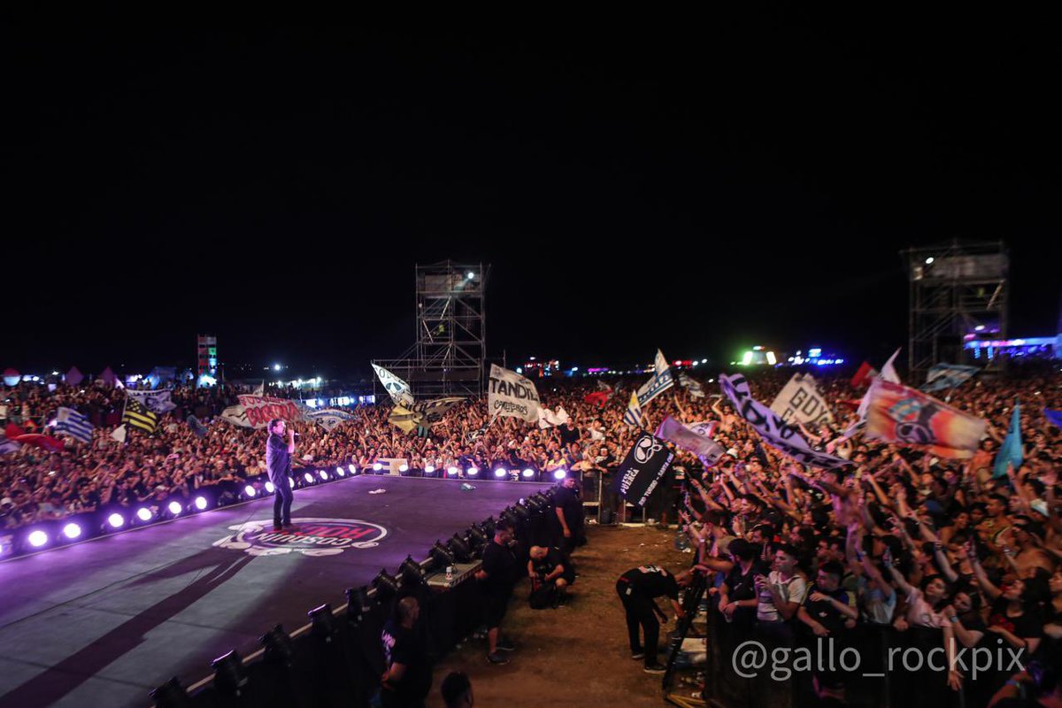 🇦🇷🐽 Arrancamos el año con tremenda fiesta en el @Cosquin_Rock !!! Gracias por esta gran noche!! 🙌🙌🙌 “Tengo una banda amiga que me aguanta el corazón” 🗓️ 10/2 Córdoba / Cosquin Rock #CR24 🤘🤘🤘 #lavelapuerca
