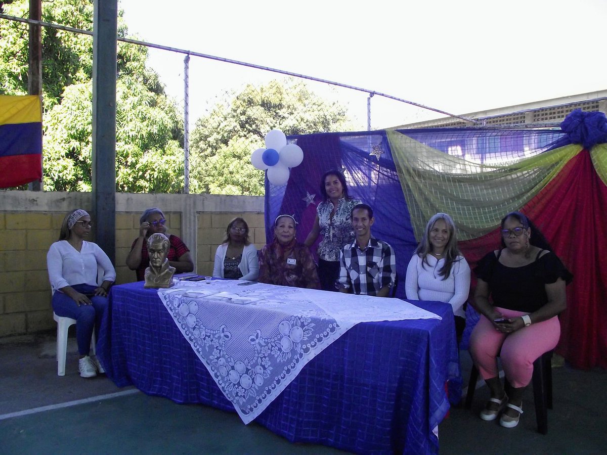 Eliezer_Daza's tweet photo. Desde la UEN Víctor Ángel Hernández seguimos trabajando en pro de los estudiantes para fortalecer y recuperar los espacio educativo, estamos actualmente en la redes sociales desde el Municipio Santiago Mariño. Turmero Estado Aragua. CDCE Santigo Mariño
#TrabajadoresPorLaPatria https://t.co/nQpZrZrmUG