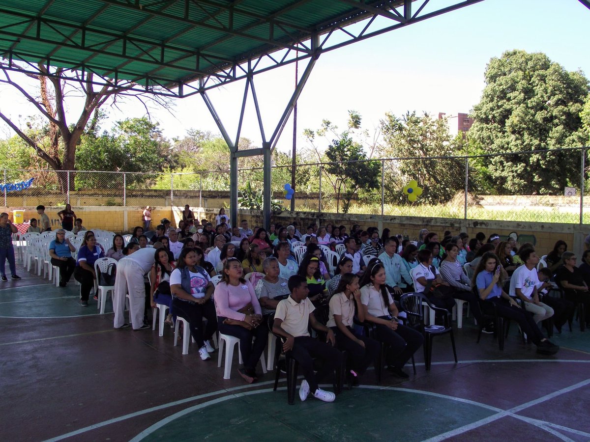 Eliezer_Daza's tweet photo. Desde la UEN Víctor Ángel Hernández seguimos trabajando en pro de los estudiantes para fortalecer y recuperar los espacio educativo, estamos actualmente en la redes sociales desde el Municipio Santiago Mariño. Turmero Estado Aragua. CDCE Santigo Mariño
#TrabajadoresPorLaPatria https://t.co/nQpZrZrmUG