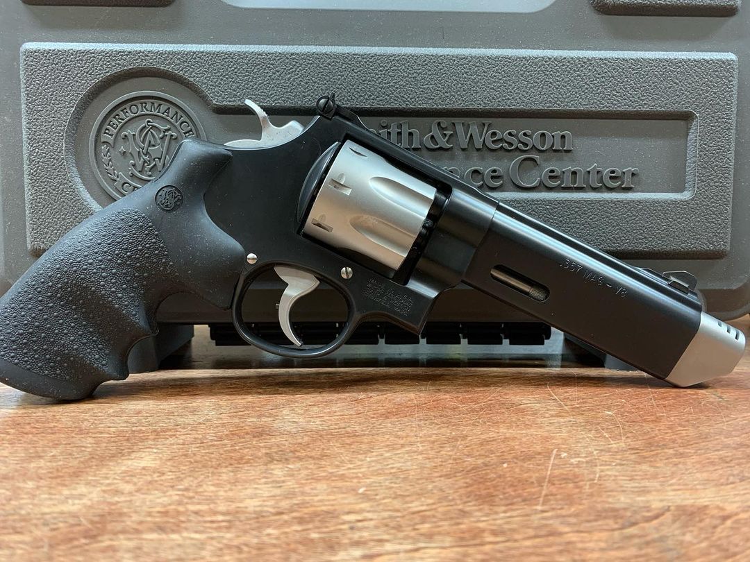Tactical store

(New arrivals)
Smith & Wesson 627-5 Performance Center back in stock#smith#smith&wesson#performancecenter