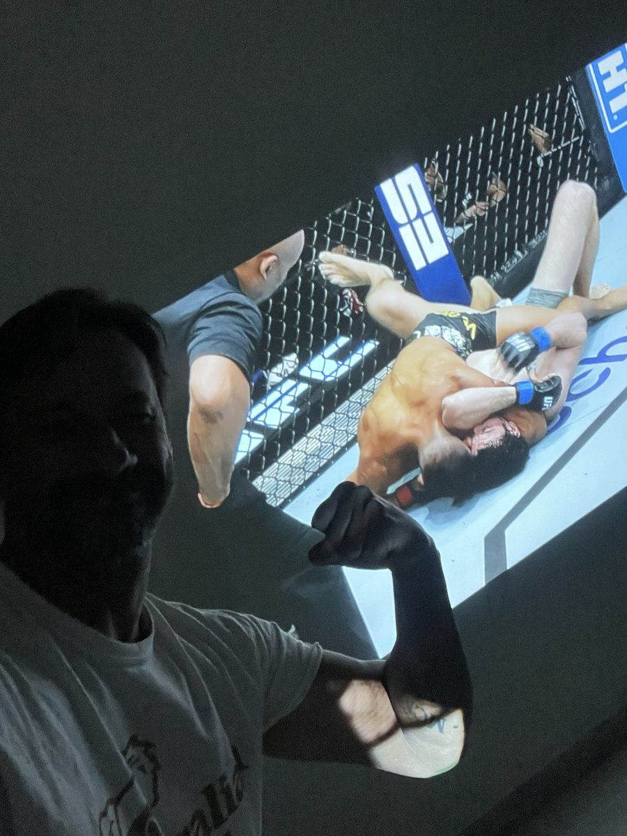 Parabéns Campeão …. <a href="/rodolfovieira89/">Rodolfo Vieira</a> fazendo mais uma vítima dos tapinhas ..

#ufc #ufcbr #ufcfastpass #ufcbrasil