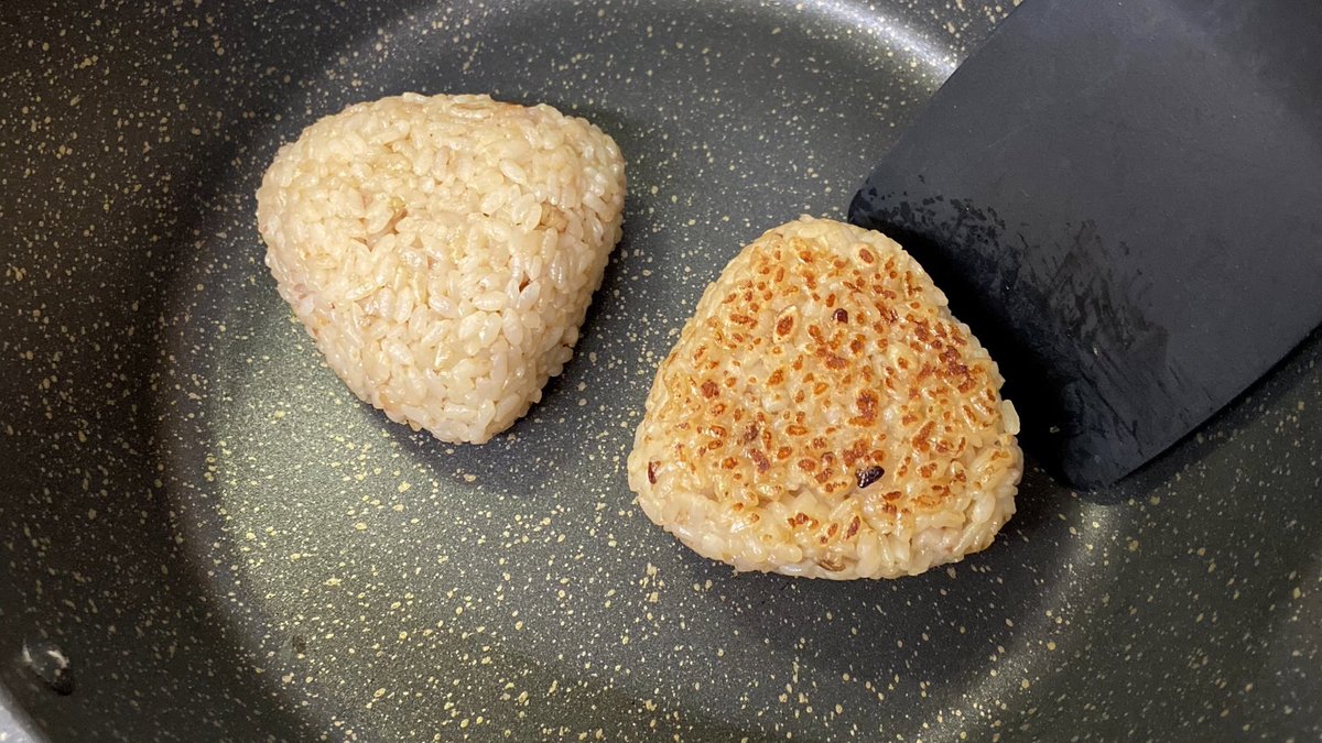 HG7654321's tweet photo. 余ったご飯はこう食べる！

お茶碗1杯分のご飯に対してバター小さじ1、めんつゆ•醤油各小さじ2、鰹節大さじ3、砂糖小さじ1/2を混ぜる
↓
強めに握り油を引いてない強火フライパンで焼く
↓
中まで美味しい焼きおにぎりの完成！ https://t.co/fnh4PX153w