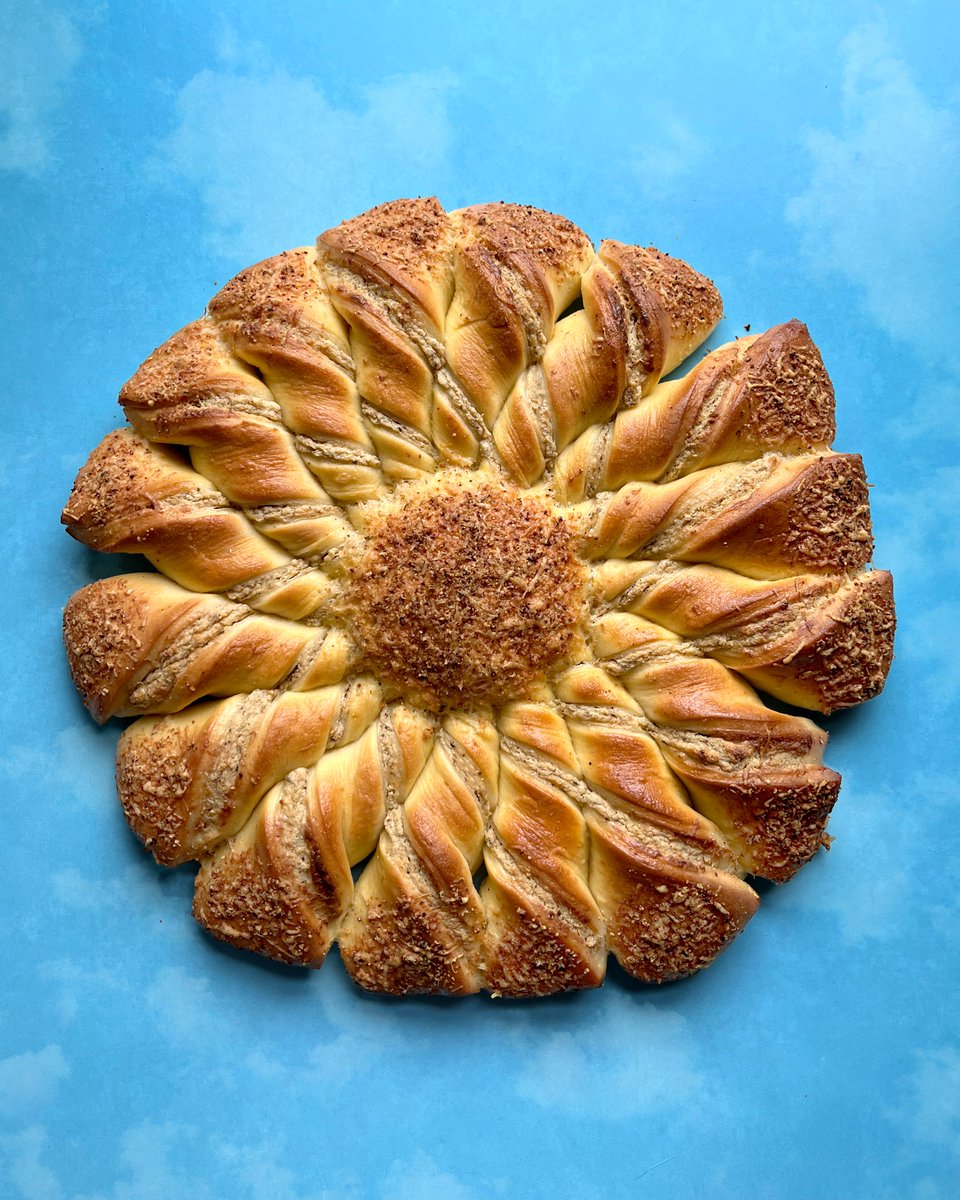 Look at this scrumptious and showstopping tear-and-share! Layers of soft bread twist around a lemon peppery, cheesy filling to form a savoury delight that would improve any Super Bowl party 🍞🏈💛

☀️ Recipe: recipes.fikabrodbox.com/lemon-pepper-s…