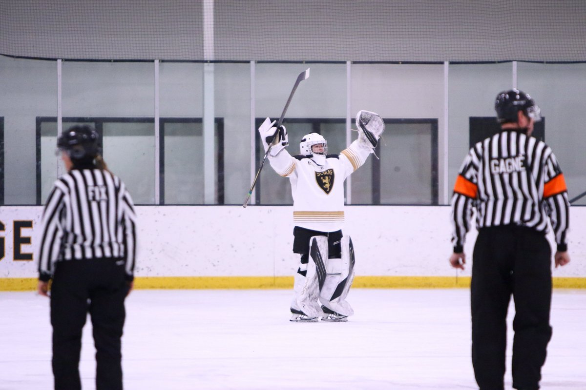 StOlafAthletics's tweet photo. Eleven points from the top line and a career-high 38 saves + an assist from Hannah Fritz lifted @StOlafWHockey to a 6-3 win over Saint Ben's on home ice!

RECAP: https://t.co/nPikovdaI9

#UmYahYah | #OlePride | #d3hky https://t.co/ZCH5YyiH0Z