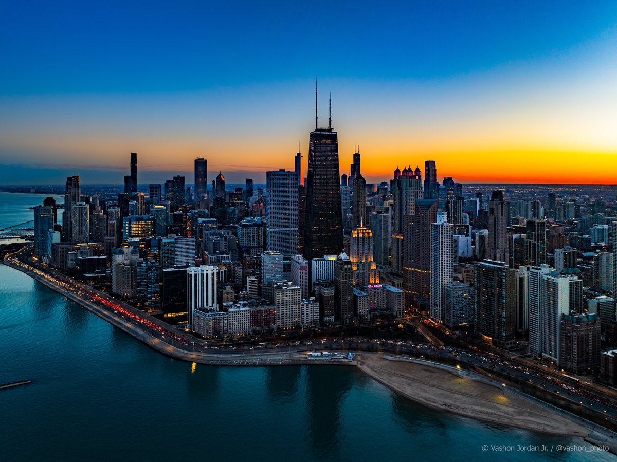 You can always count on a nice sunset to emphasize the beauty of Chicago ✨🌇