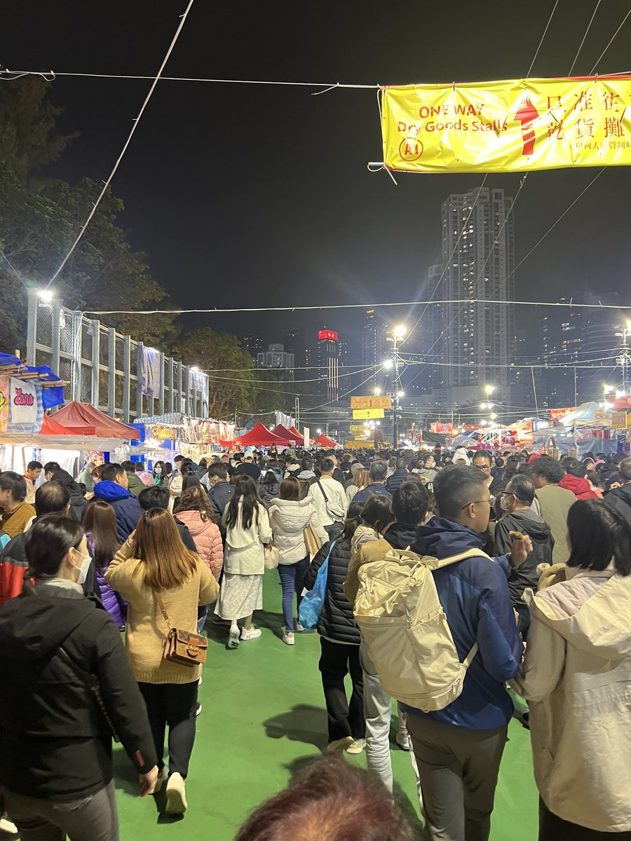 Happy new year! 🥳 from a crowded flower market with thousands of others in Hong Kong 🐉✨ May it be a year of happiness, fortune and health 🧧恭喜發財，身體健康，龍馬精神，心想事成 ✨