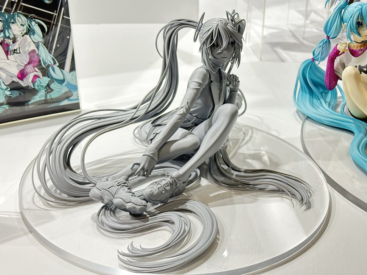 初音ミク×米山舞 The Latest Street Style 