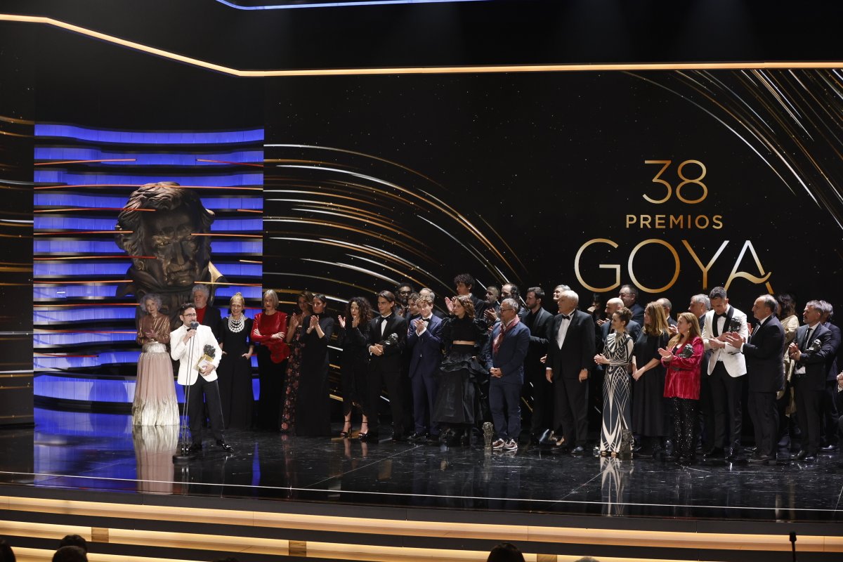 El Goya a la Mejor Película es para... La sociedad de la nieve #Goya2024 premiosgoya.com/38-edicion/art…
