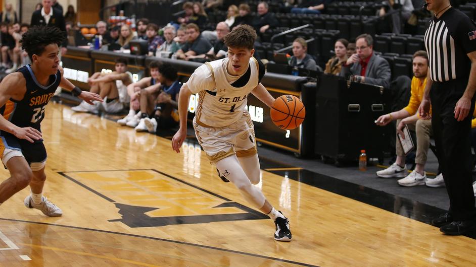 Connor Martin had a game-high 18 points in his return from injury, but @StOlafMBB stumbled to a 71-62 loss at last-place St. Scholastica. RECAP: athletics.stolaf.edu/news/2024/2/10… #OlePride | #d3hoops