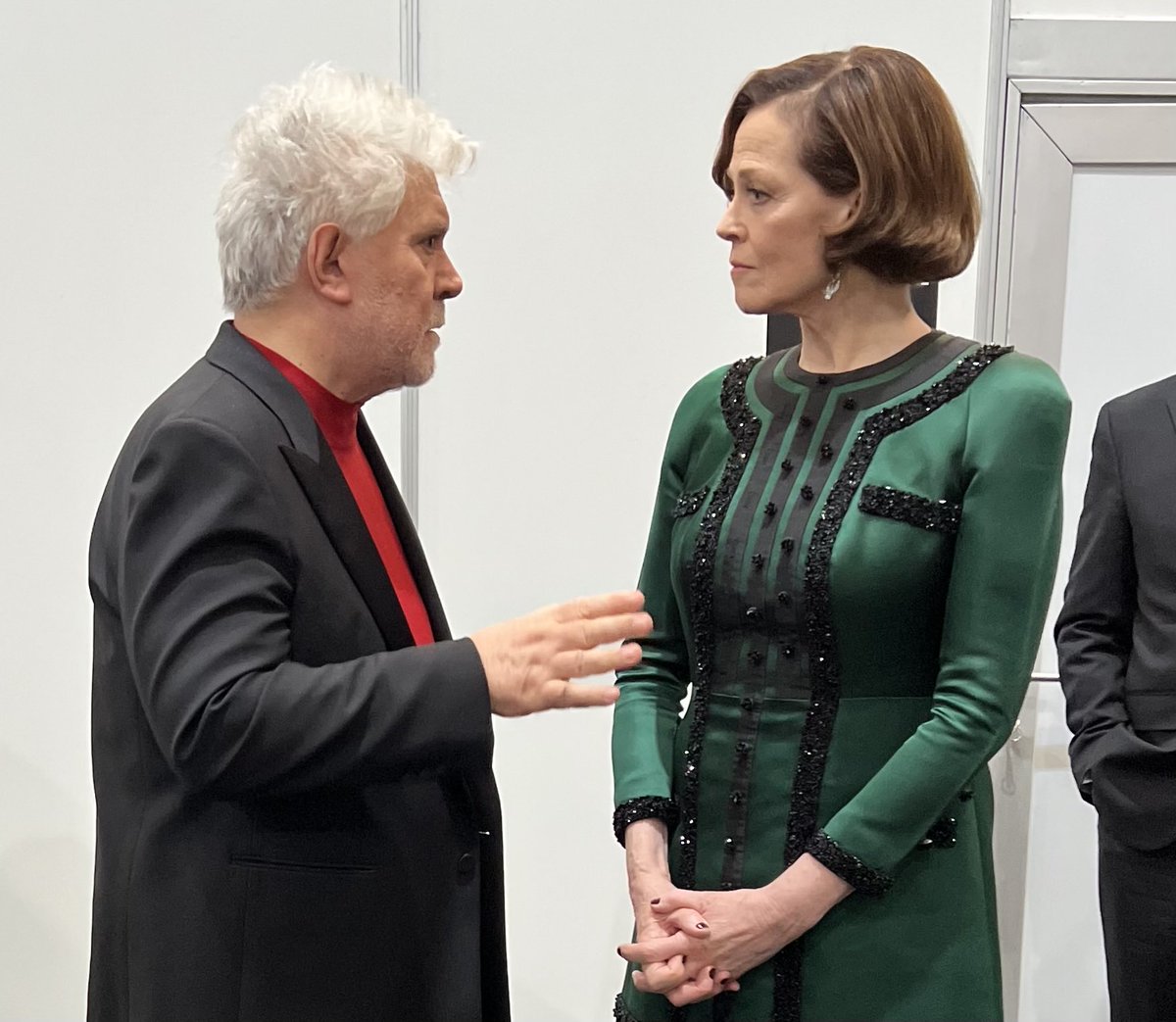 Pedro le explica a Sigourney su intervención final en los #Goya2024 y ella flipa.