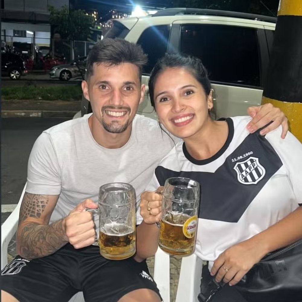 geglobo's tweet photo. Herói da Ponte contra o São Paulo faz 2º gol na carreira aos 28 anos e comemora vitória com chope

👉👉https://t.co/uXwK6r1Kcd

📸Reprodução https://t.co/4sTWL3BOT0
