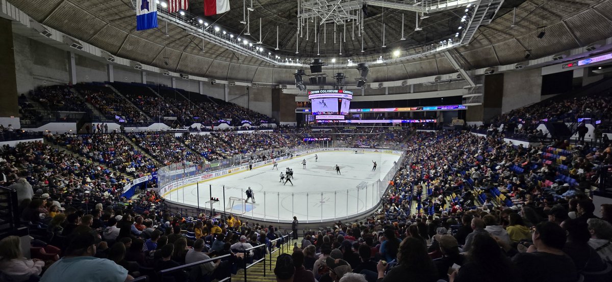 just LOOK at this crowd 😍 

packed house of over 7K for operation sellout... absolutely love to see my hometown showing up like this #FearTheFox 🦊