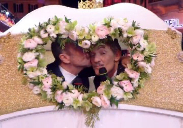 SARCASMASWEAPON's tweet photo. solo loro potevano salutarci così

l’italia è un paese di esauriti 

#Sanremo24 #Sanremo2024 #FestivaldiSanremo2024 https://t.co/Mm3Fm6YkPF