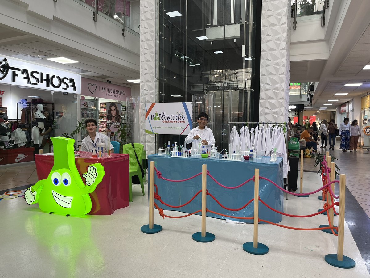 MarioABaronR's tweet photo. El Laboratorio ChiquiClub de Ciencia @LabChiquiClub .  Un espacio para incentivar el amor de la ciencia en l@s niñ@s.  Ahora en el Acrópolis CC - Bucaramanga. https://t.co/UccIWaa9Xf