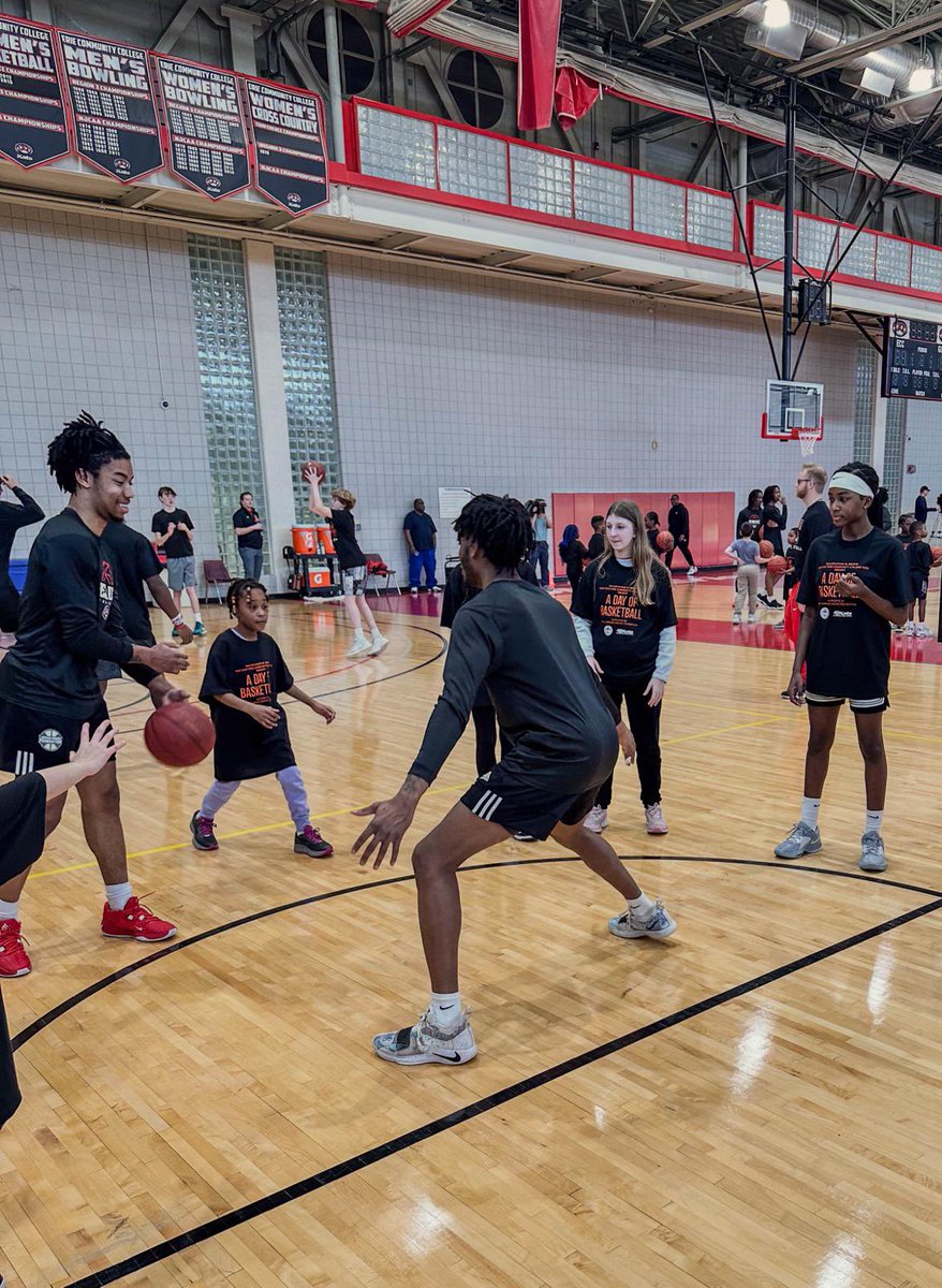 NworaFoundation's tweet photo. Jordan Nwora Foundation was out to support Mayor Byron W. Brown and SUNY-Erie Community College Kats at, A Day of Basketball. We had a great morning filled with free basketball and skills clinics! 
Thanks 🙏🏿 to @ImperialPizzaSB for providing lunch for 120 kids at the clinic. https://t.co/QLWC6anyry