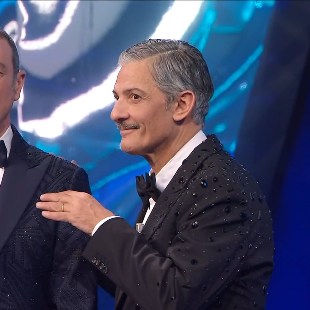 getsawaycartv's tweet photo. ho capito che angelina avesse vinto da queste facce di fiorello dopo aver sbirciato il nome mio dio lui era così felice per la cucciola 😭 https://t.co/kfoR2O3bmR
