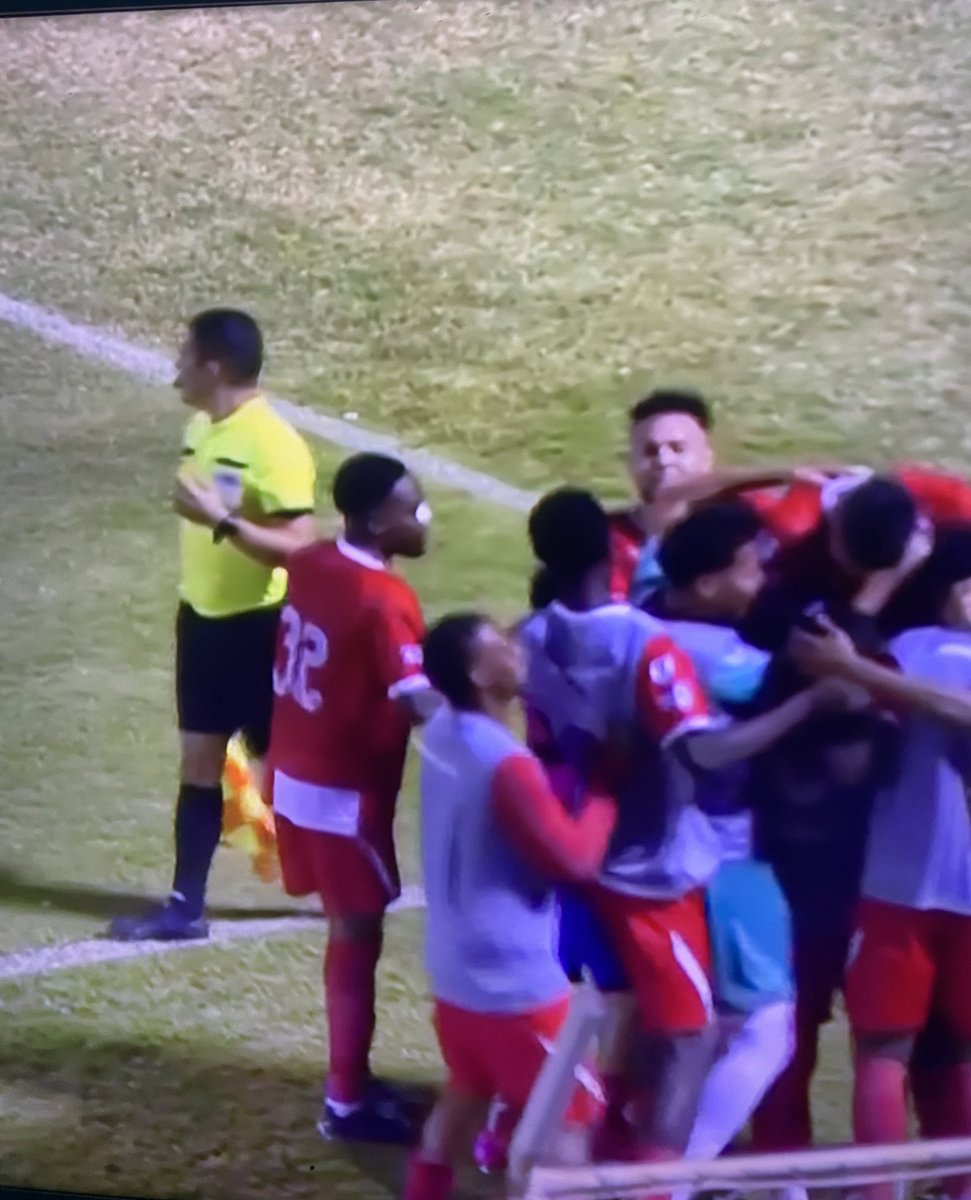Place Sports Honduras (@placesportshn) on Twitter photo El línea Walter Lopez tras el gol legítimo que le anula al <a href="/cdsvidaoficial/">Club Deportivo y Social VIDA</a>, no había levantado el banderín y se comunica con alguien por micrófono, minutos después da por invalidado el gol. ¿Por qué? 🤔 El línea Walter Lopez tras el gol legítimo que le anula al <a href="/cdsvidaoficial/">Club Deportivo y Social VIDA</a>, no había levantado el banderín y se comunica con alguien por micrófono, minutos después da por invalidado el gol. ¿Por qué? 🤔