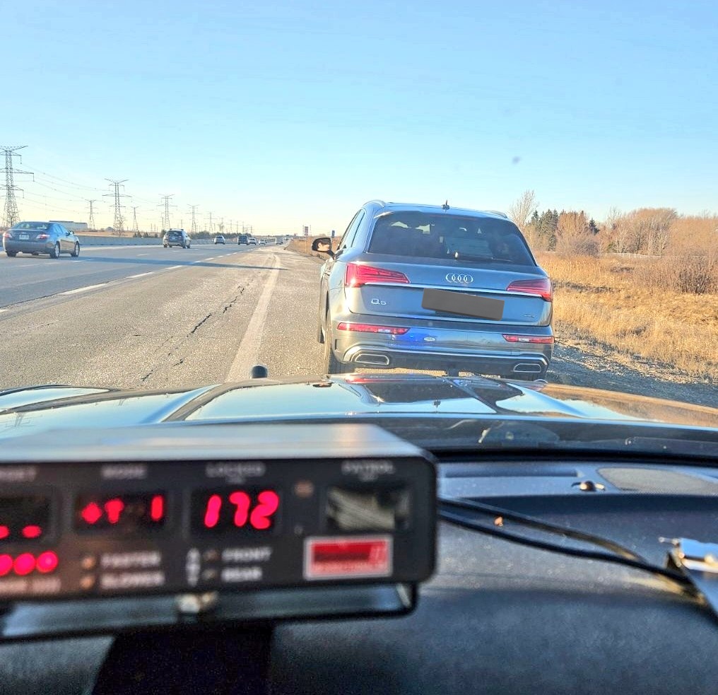 172km/h - #HETOPP stopped this driver on #Hwy407 in Milton. 19-year-old driver charged with #StuntDriving. He is now facing a #30DayLicenceSuspension #14DayVehicleImpound. #SlowDow ^ks