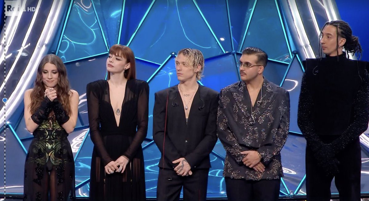 scivolidinuovo_'s tweet image. ghali si è portato i bambini sul palco come mr rain l'anno scorso che carino